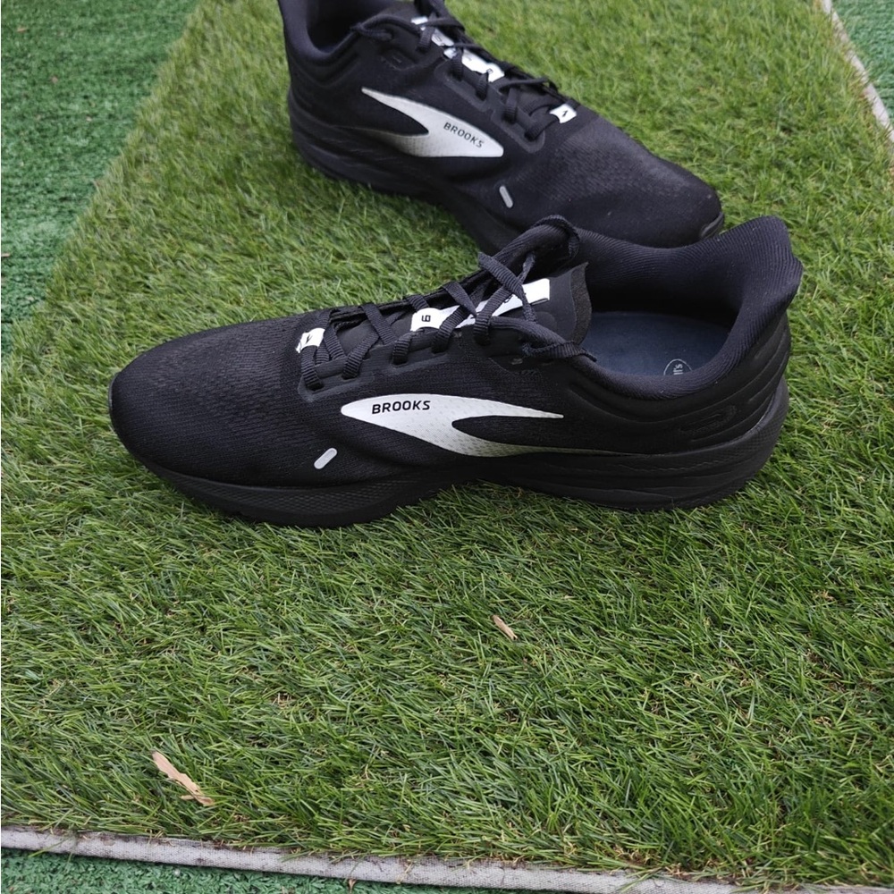 Brooks Launch 9 running shoes in black and white Mens Size 12.5